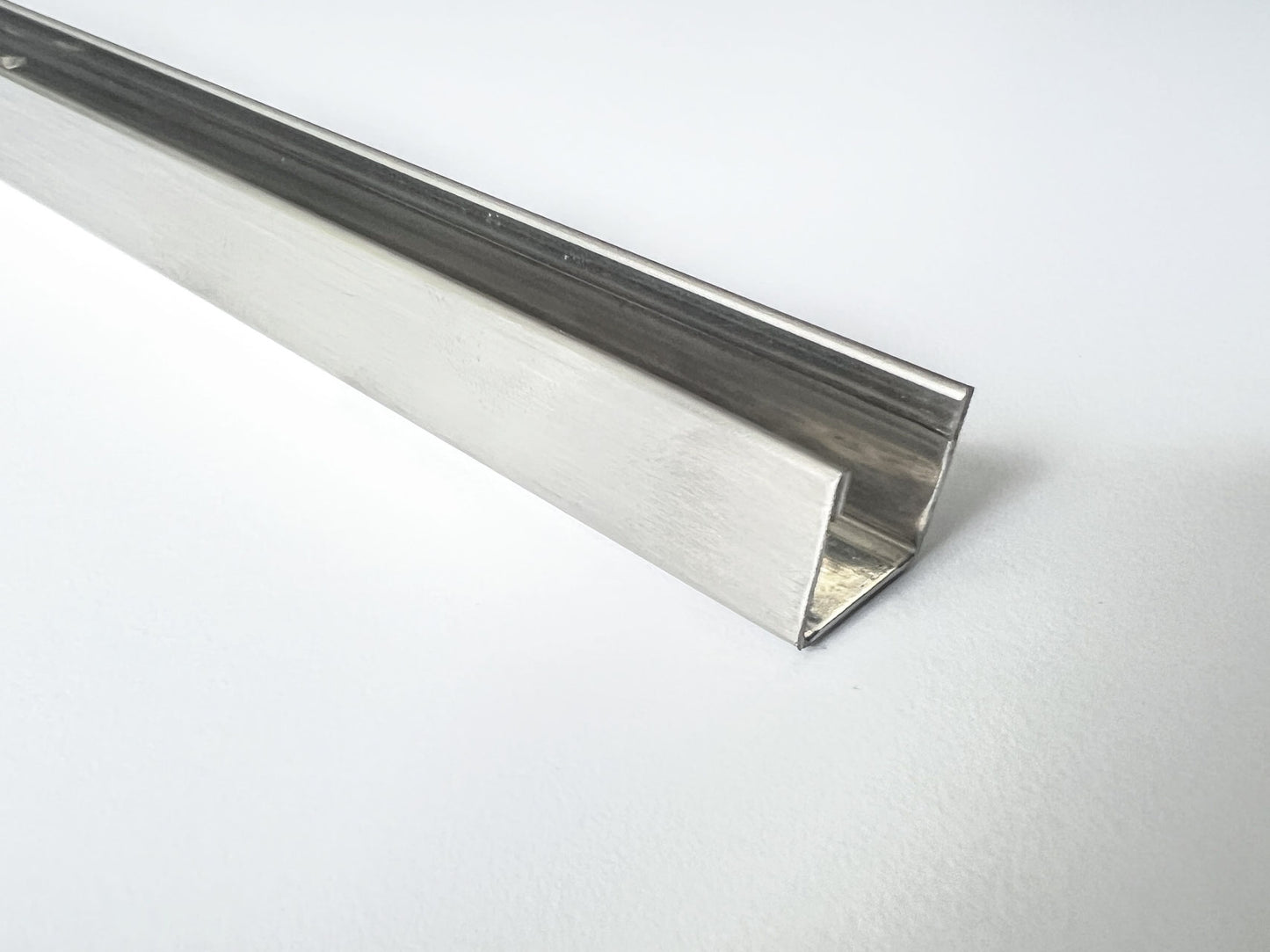 Edelstahl-U-Wandprofil zur innenseitigen Silikonverklebung, Höhe 15 mm, Art.Nr. UB15