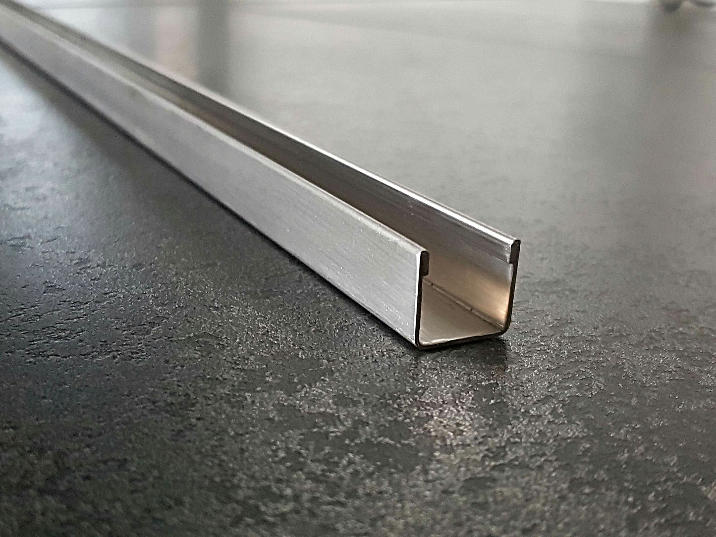Edelstahl-U-Wandprofil zur innenseitigen Silikonverklebung, Höhe 15 mm, Art.Nr. UB15